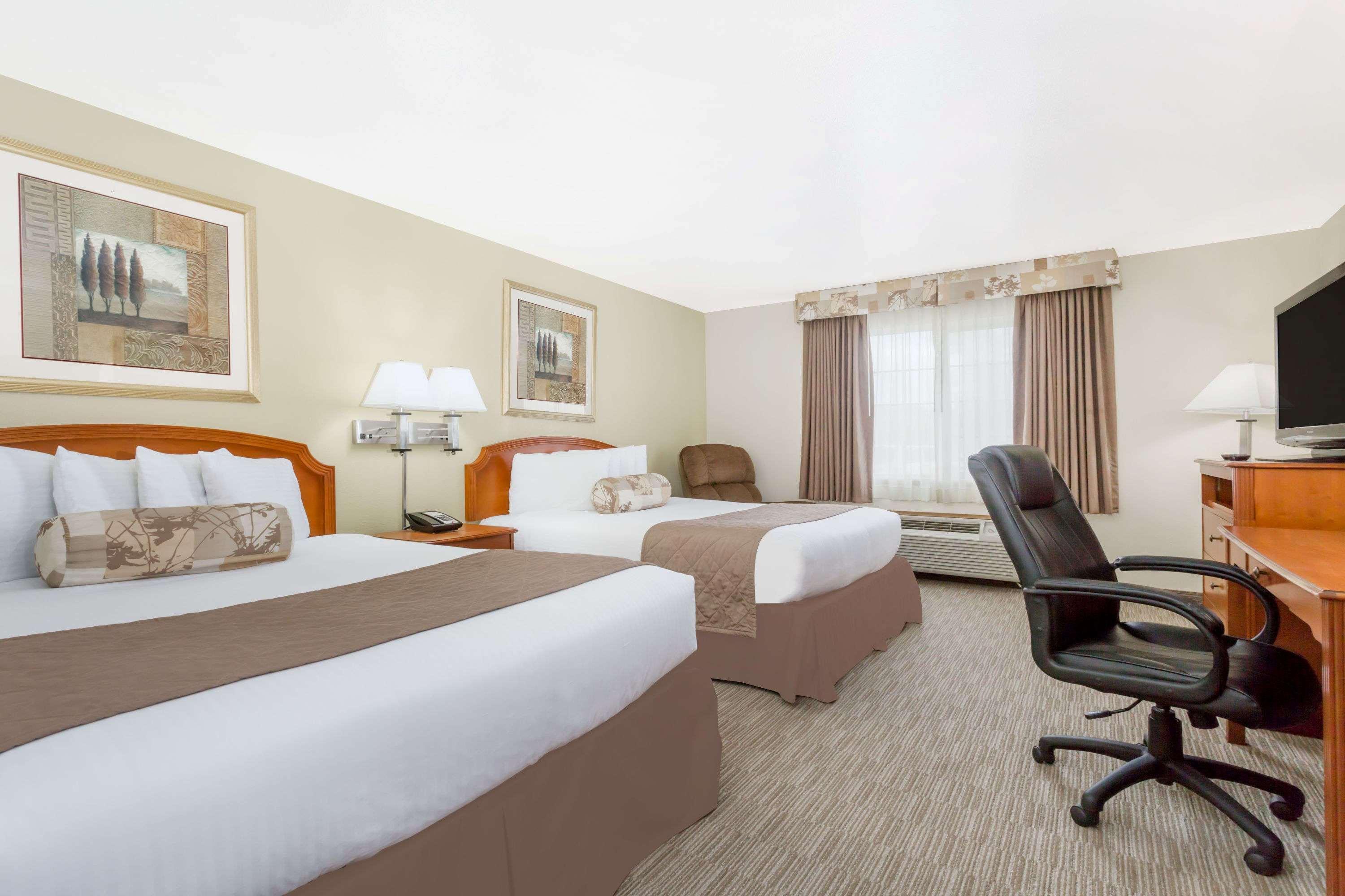 Ramada By Wyndham Ely Hotel Exterior photo